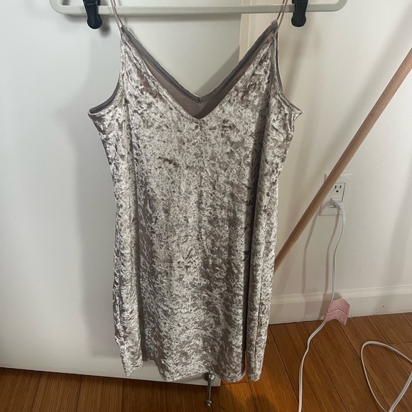 Velvet spaghetti strap dress - Picture 2 of 2